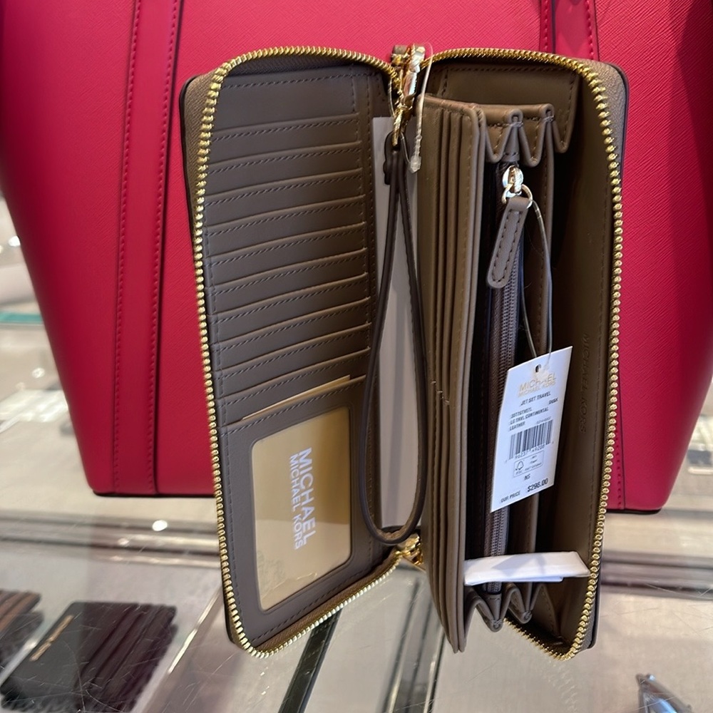 MICHAEL KORS
Leather Continental Wristlet Phone Case Wallet
Dusk
NWT - Picture 10 of 16